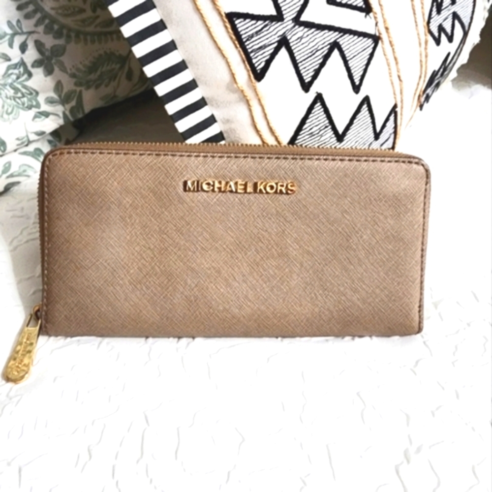 Authentic Michael Kors Jet Set Travel long wallet in Saffiano Taupe Dune leather